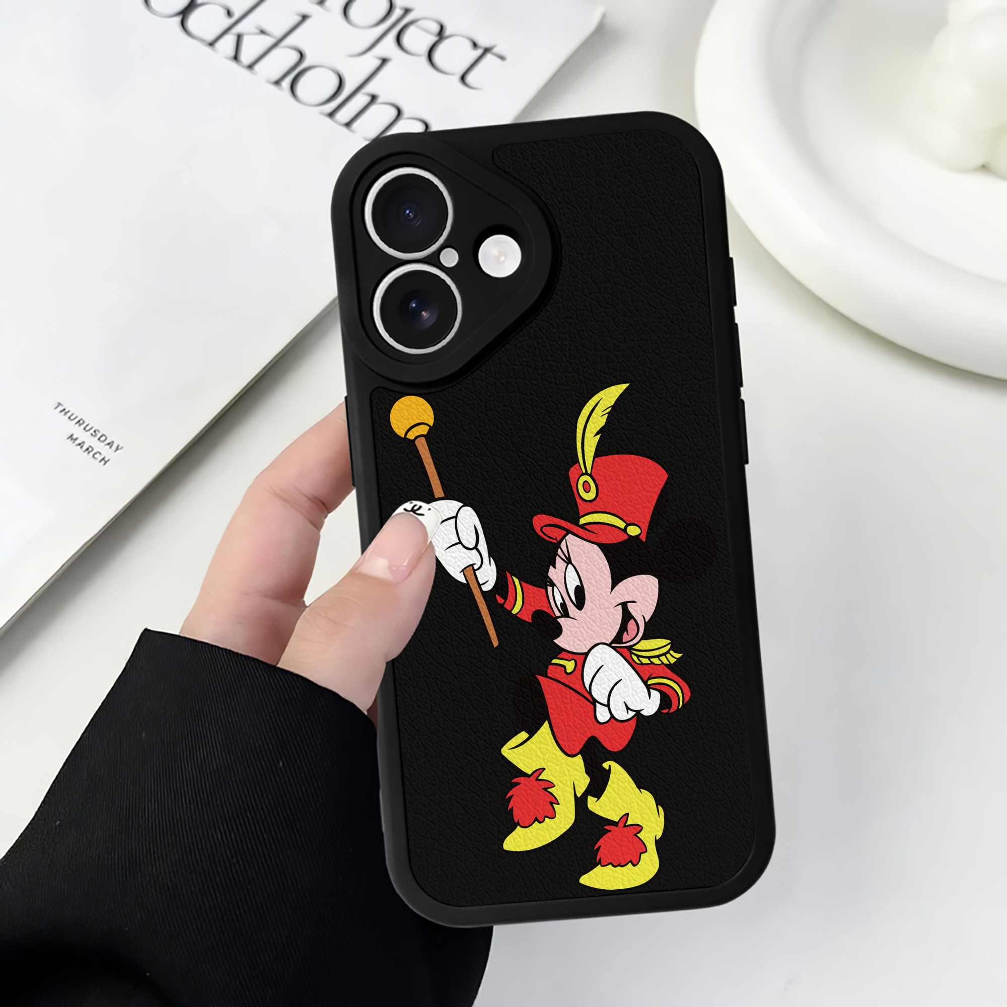 （画像用） ミッキーマウス Mickey Mouse 【iPhone 16シリーズ対応】シリコンスマホケース（レザー調） 材質：シリコン